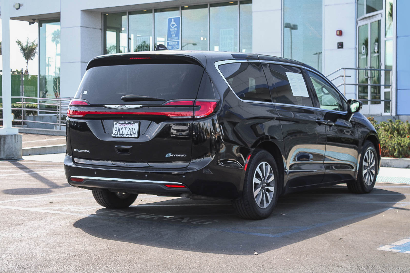 Used 2024 Chrysler Pacifica Limited FWD image 7