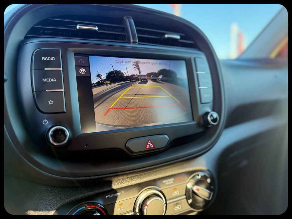 Used 2025 Kia Soul LX w/ LX Technology Package FWD image 26