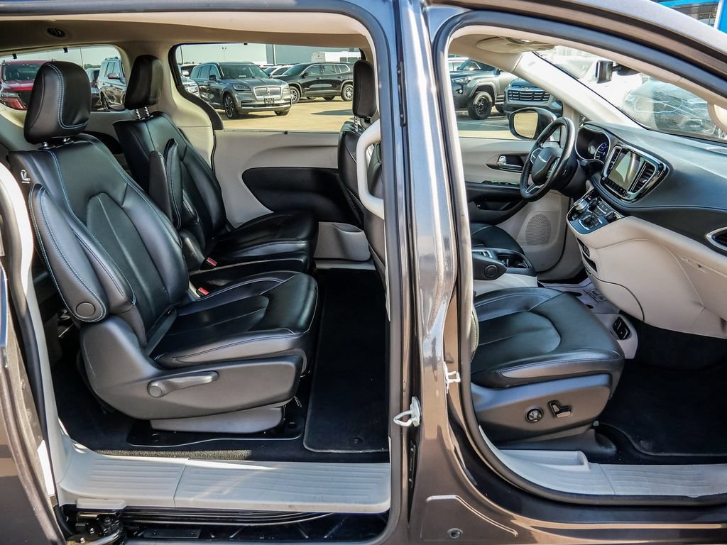 Used 2021 Chrysler Pacifica Touring-L FWD image 21