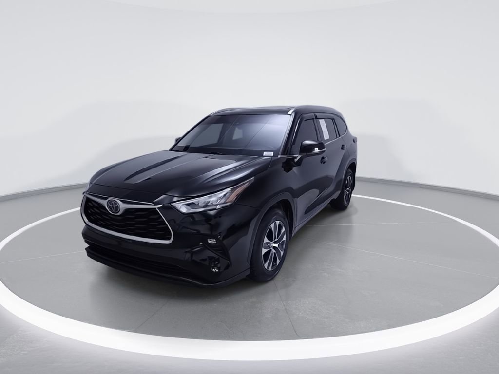 Used 2020 Toyota Highlander XLE AWD/4WD image 3