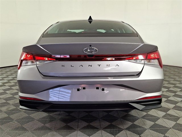 Used 2023 Hyundai Elantra SE w/ Preferred Accessory Package image 8