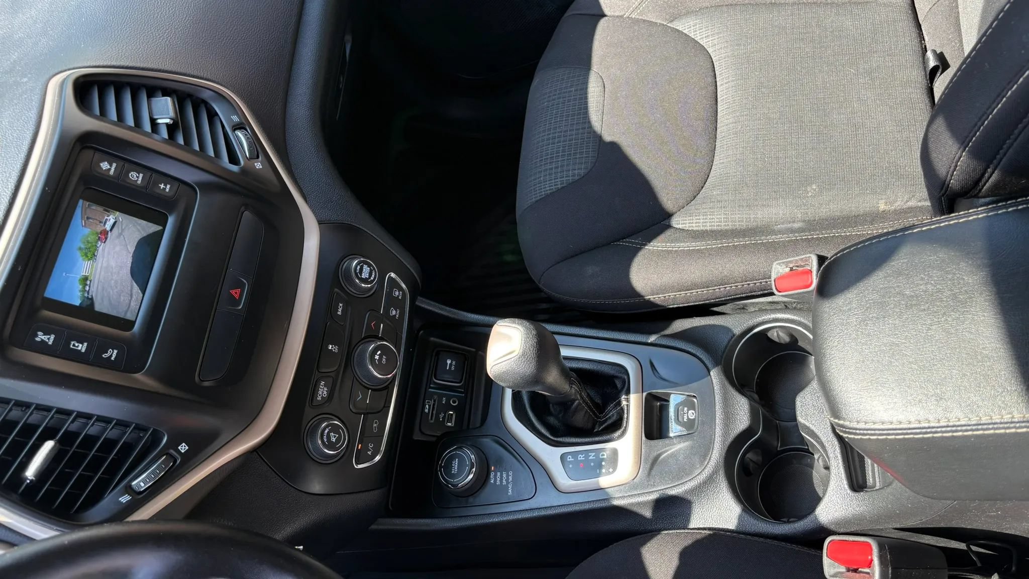Used 2017 Jeep Cherokee Latitude w/ Cold Weather Group AWD/4WD image 20
