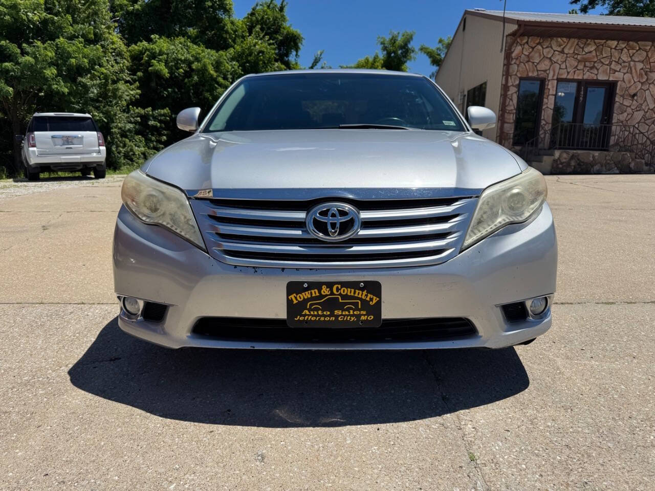 Used 2012 Toyota Avalon FWD image 2