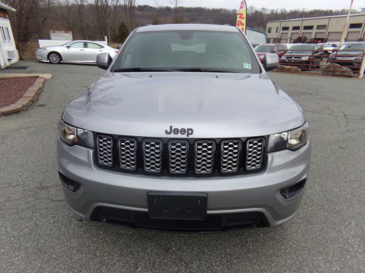 Used 2019 Jeep Grand Cherokee Altitude image 2