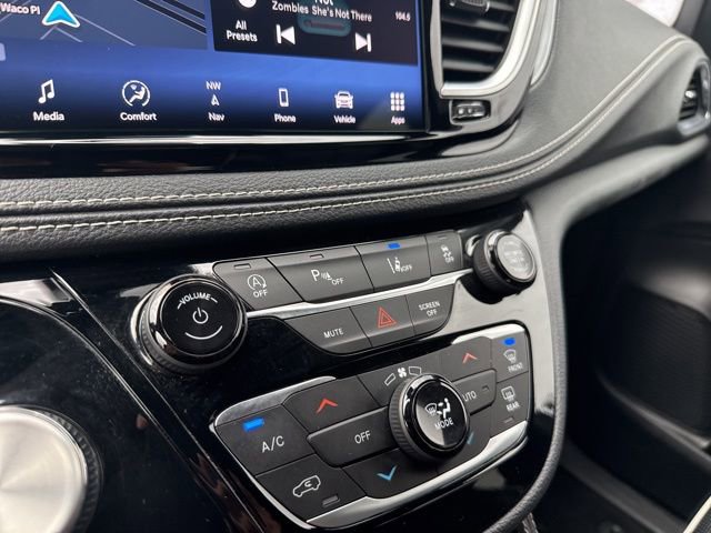 Used 2025 Chrysler Pacifica Limited image 38