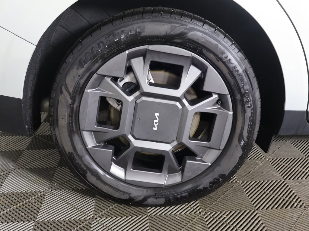 Used 2025 Kia Carnival EX image 23