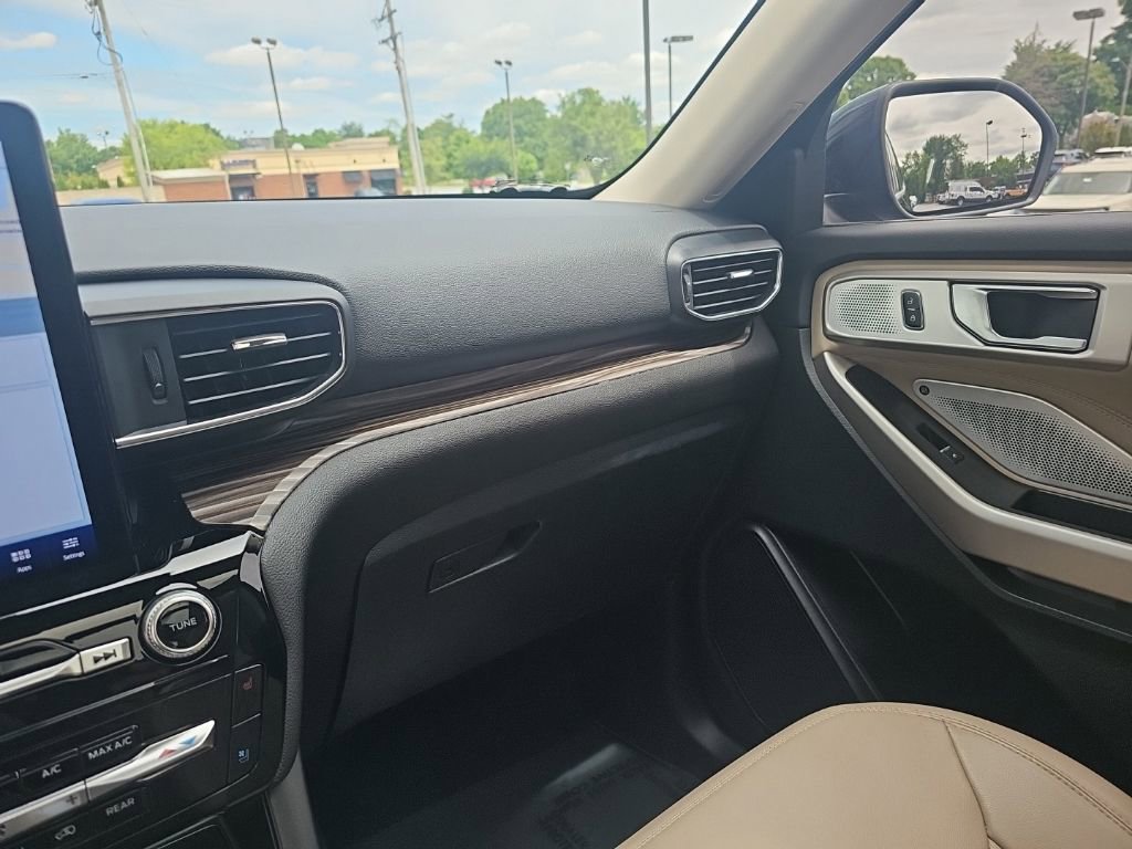 Used 2024 Ford Explorer Limited w/ Limited Technology Package RWD image 21