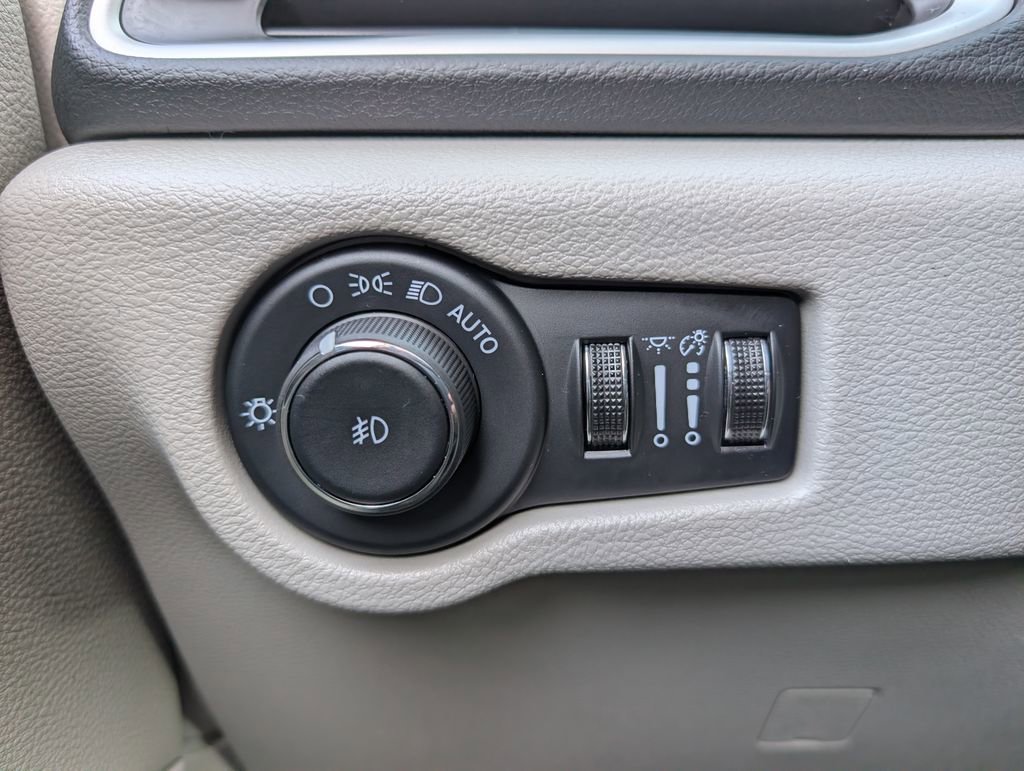 Used 2024 Chrysler Pacifica Touring-L FWD image 36