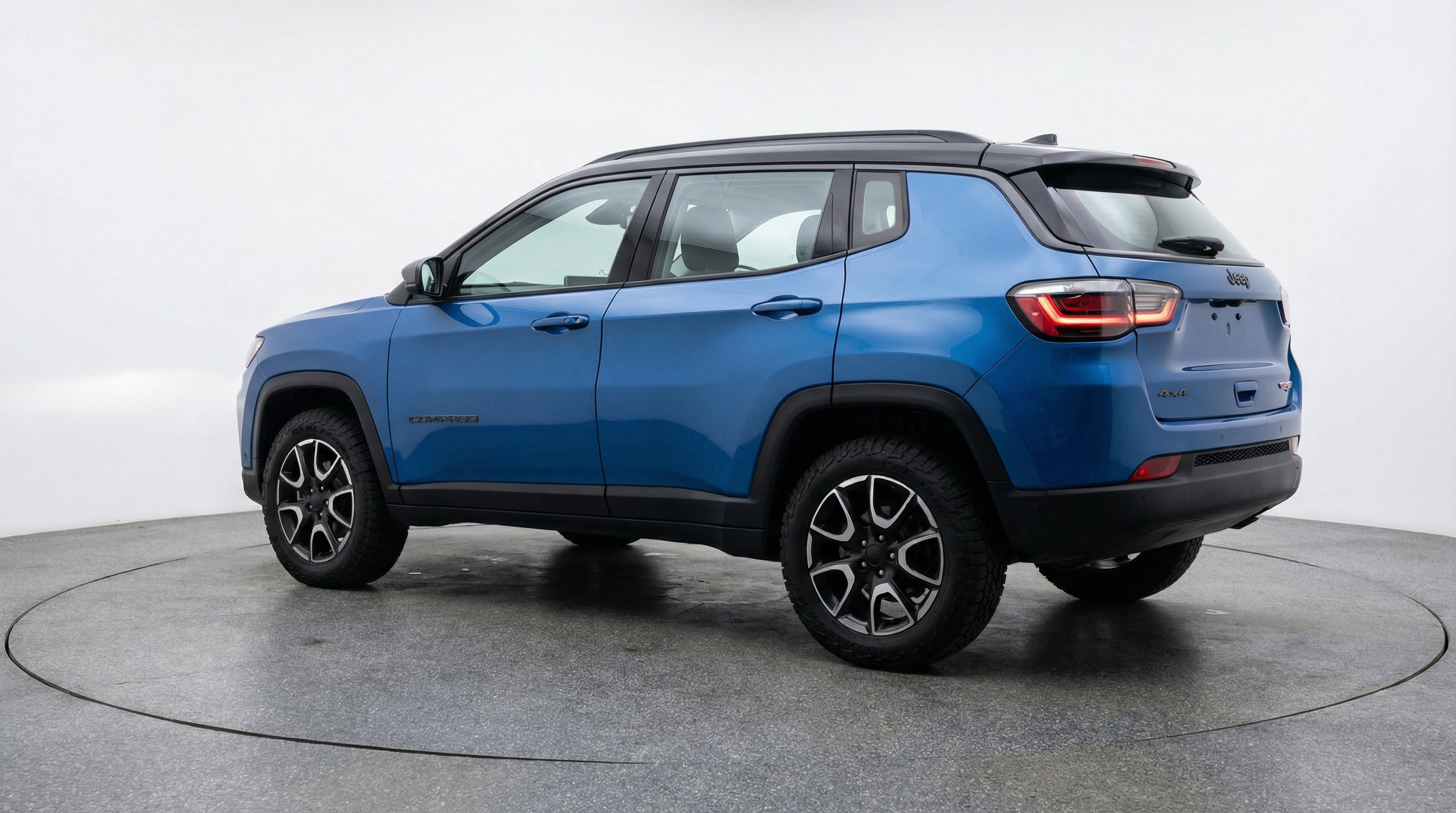 Used 2025 Jeep Compass Trailhawk image 6