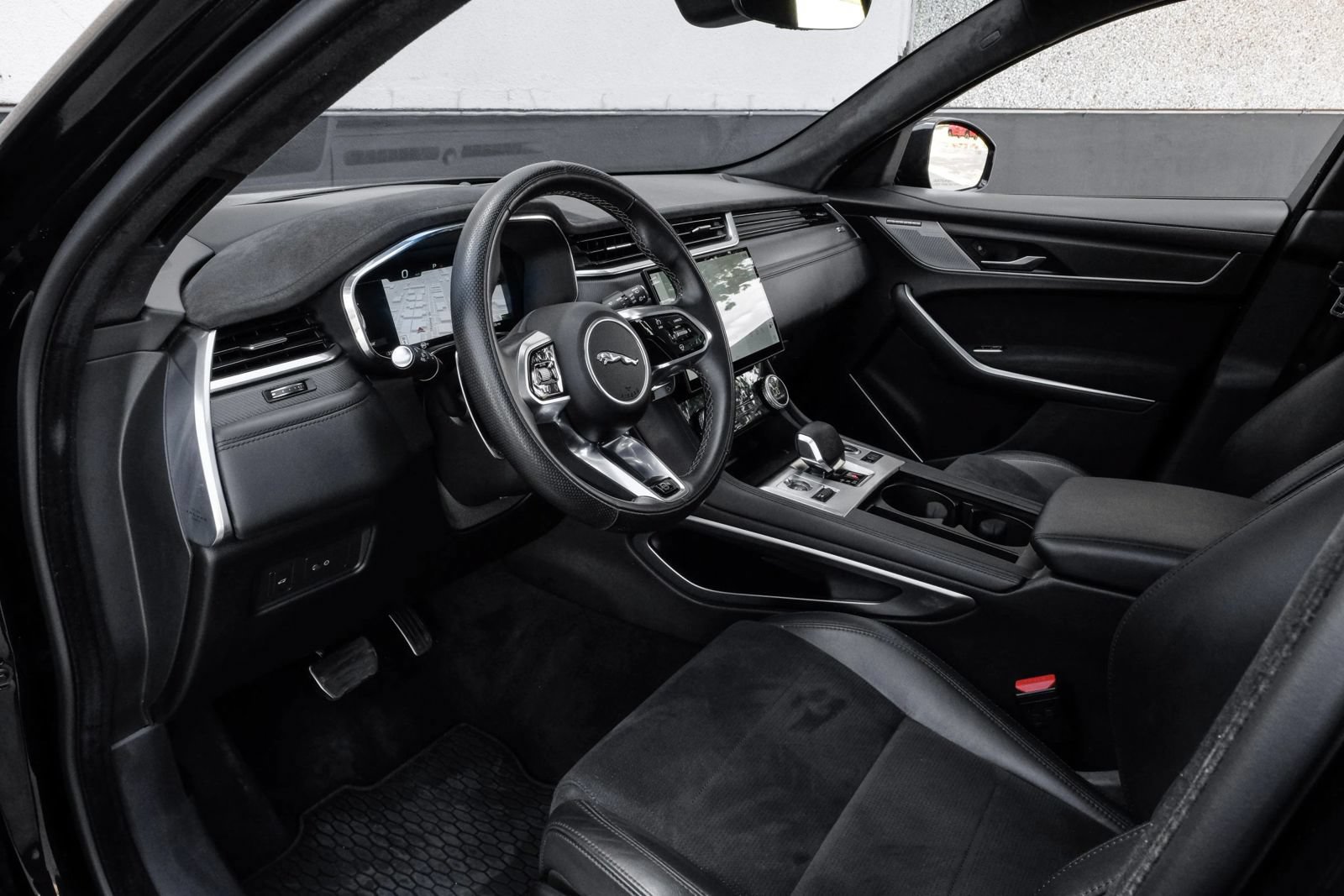 Used 2025 Jaguar F-PACE SVR AWD/4WD image 2