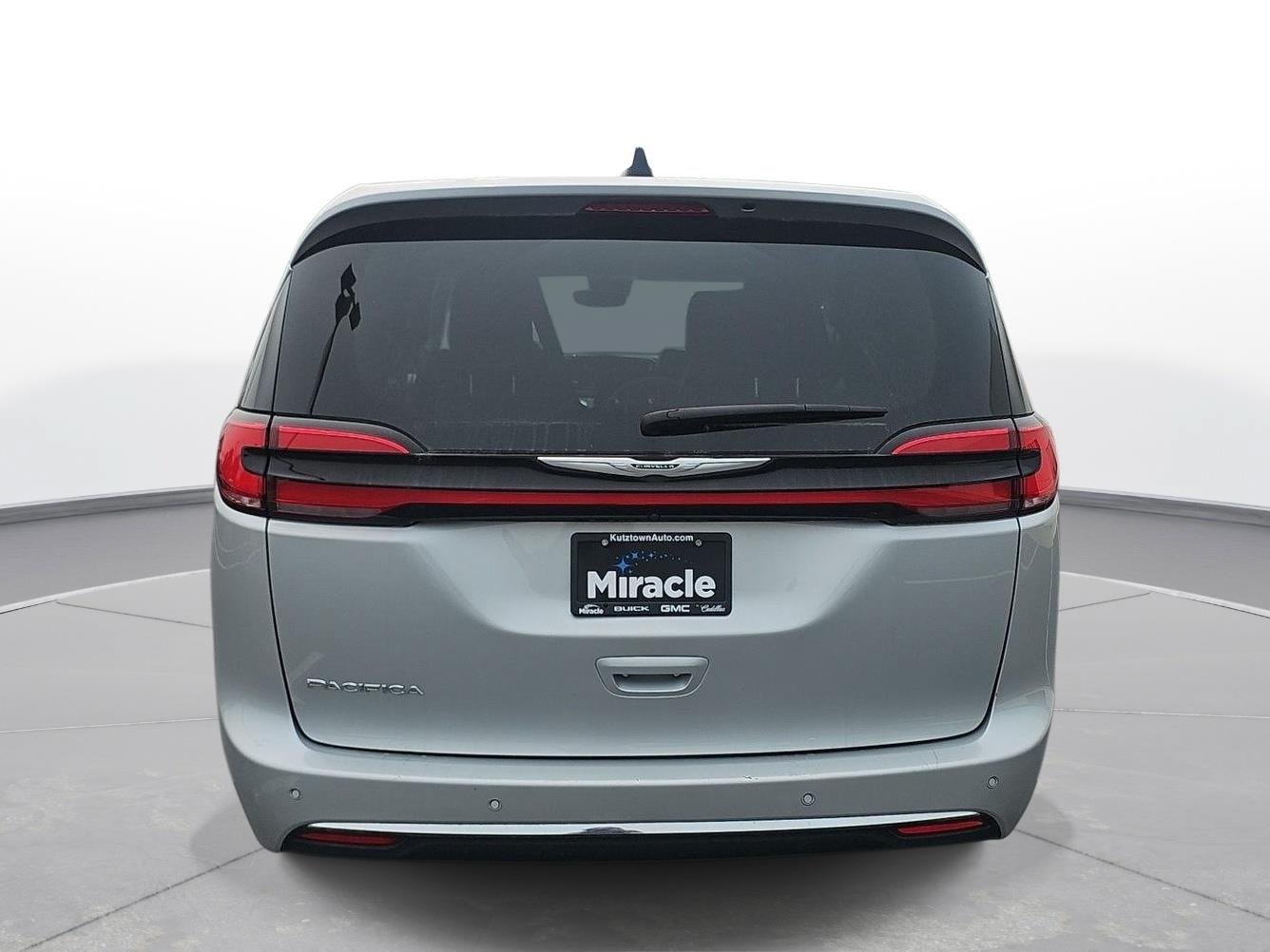 Used 2024 Chrysler Pacifica Touring-L FWD image 7