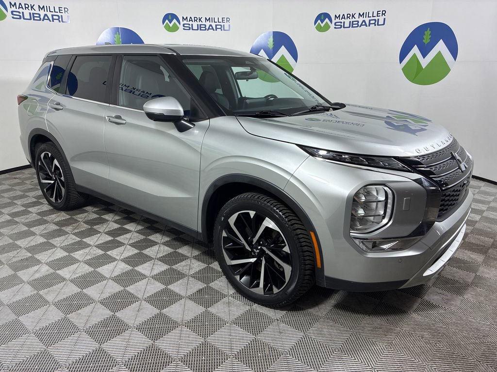 Used 2022 Mitsubishi Outlander SE image 1