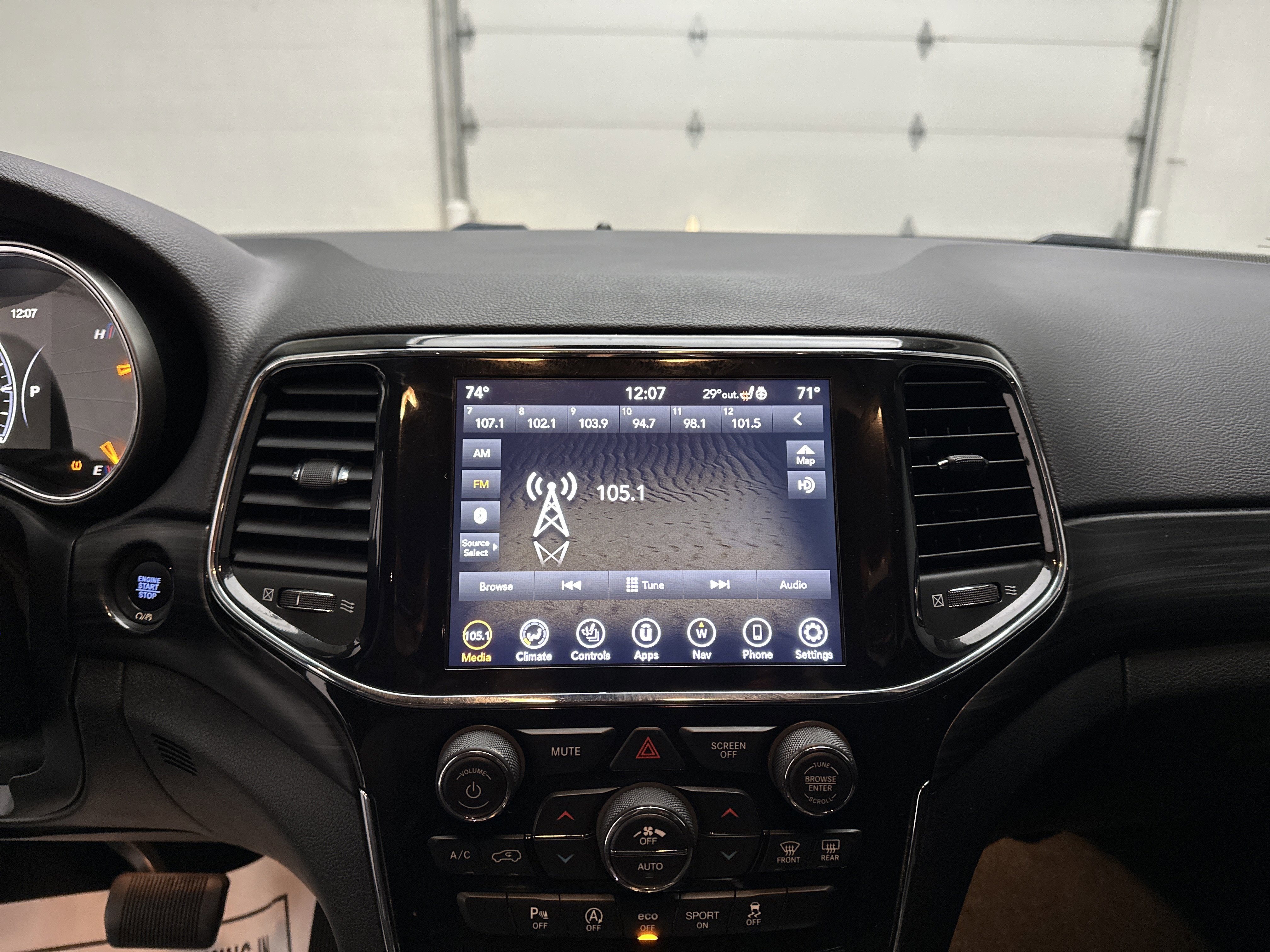 Used 2021 Jeep Grand Cherokee Laredo image 29