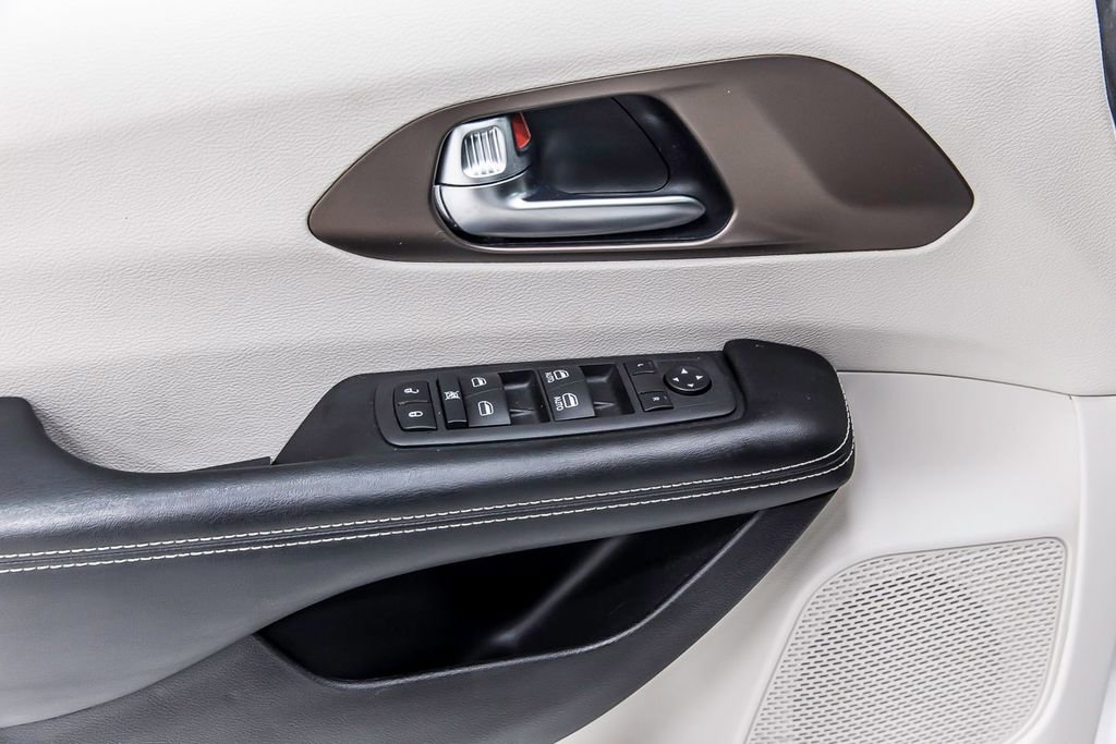 Used 2022 Chrysler Voyager LX image 24