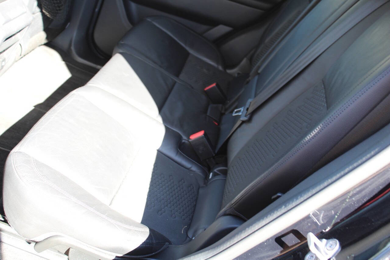 Used 2018 Land Rover Discovery Sport SE image 27