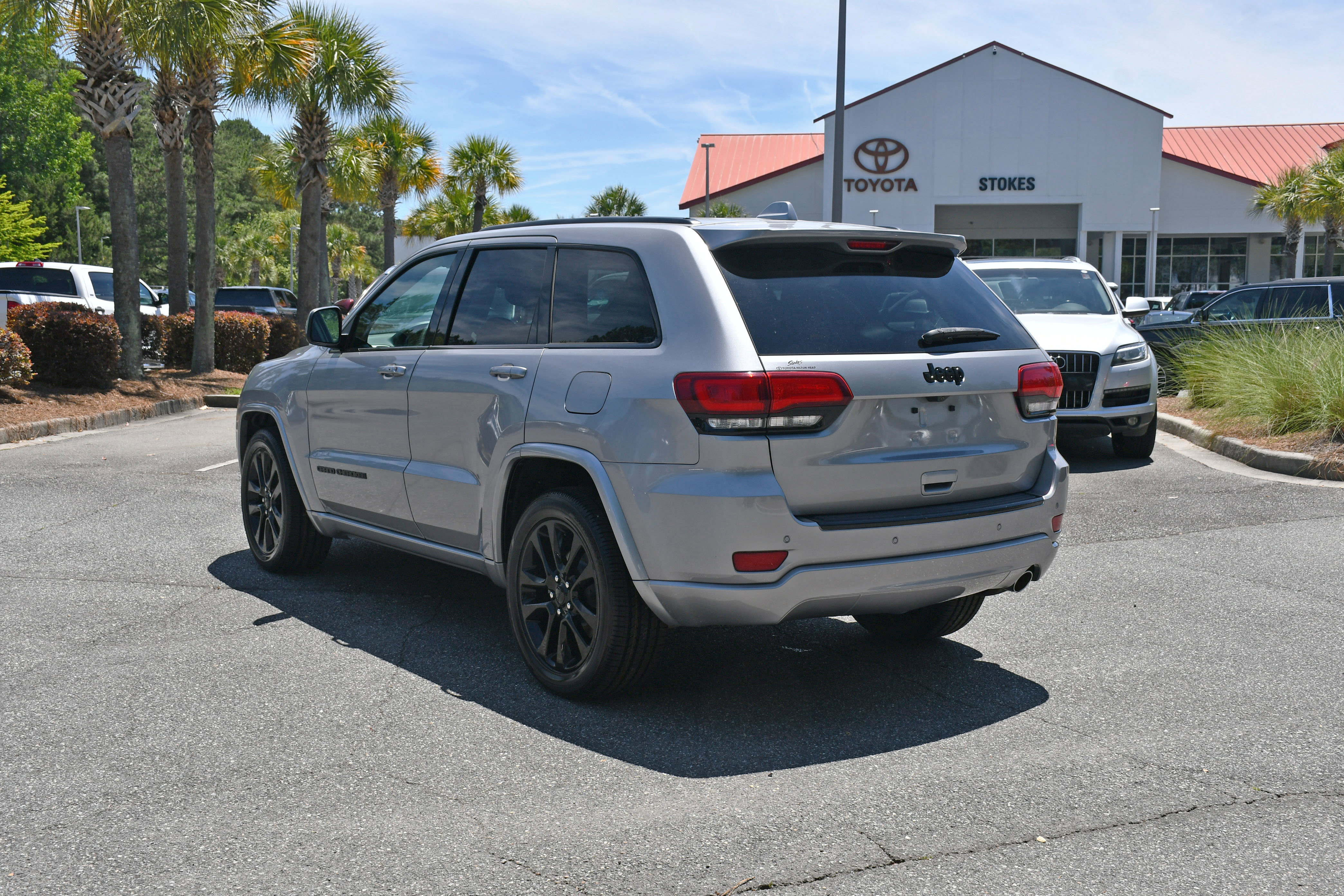 Used 2018 Jeep Grand Cherokee Altitude RWD image 3