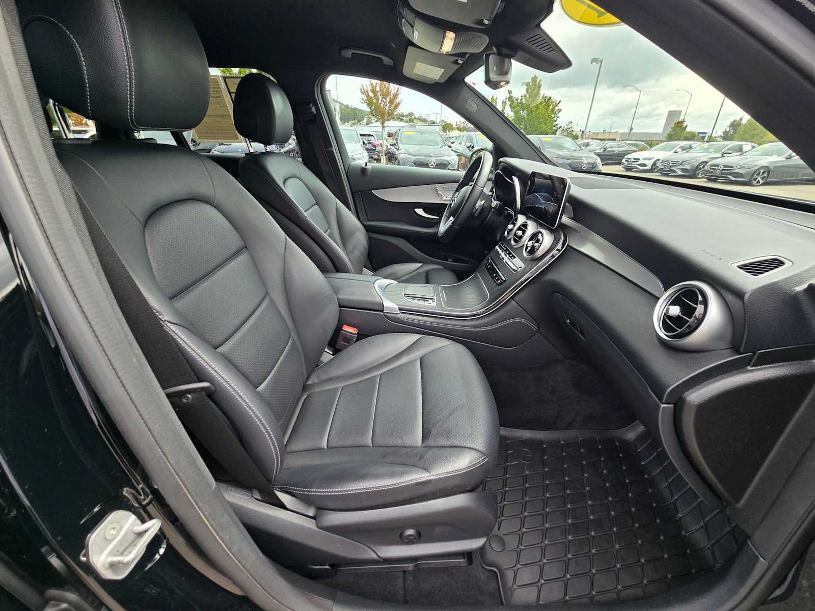 Used 2021 Mercedes-Benz GLC 300 4MATIC image 11