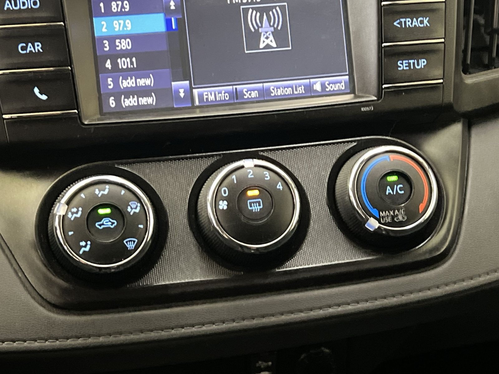 Used 2018 Toyota RAV4 LE w/ All Weather Liner Package AWD/4WD image 20