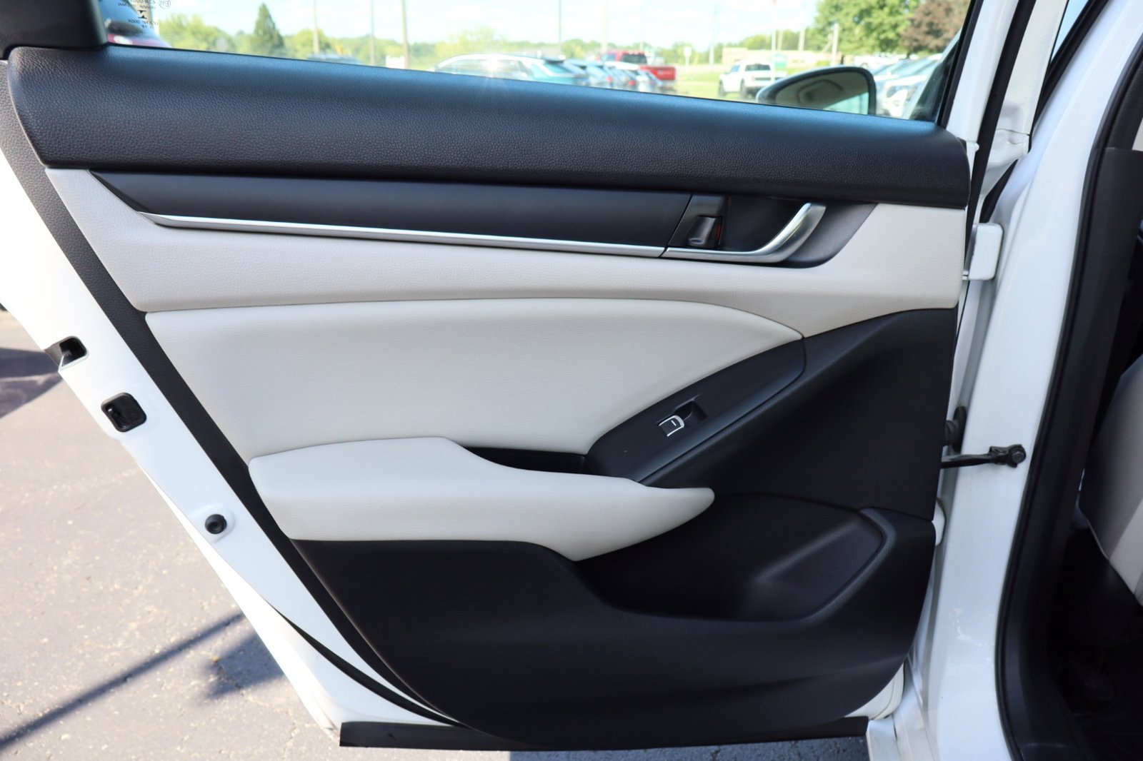 Used 2018 Honda Accord LX image 23