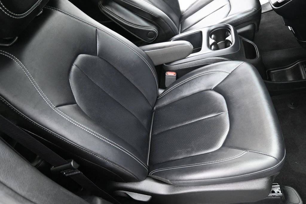 Used 2025 Chrysler Pacifica Select FWD image 18