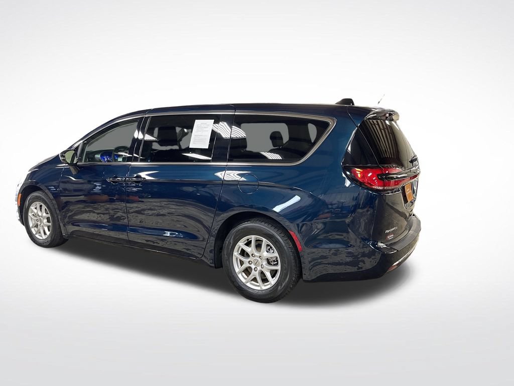 Used 2024 Chrysler Pacifica Touring-L FWD image 3
