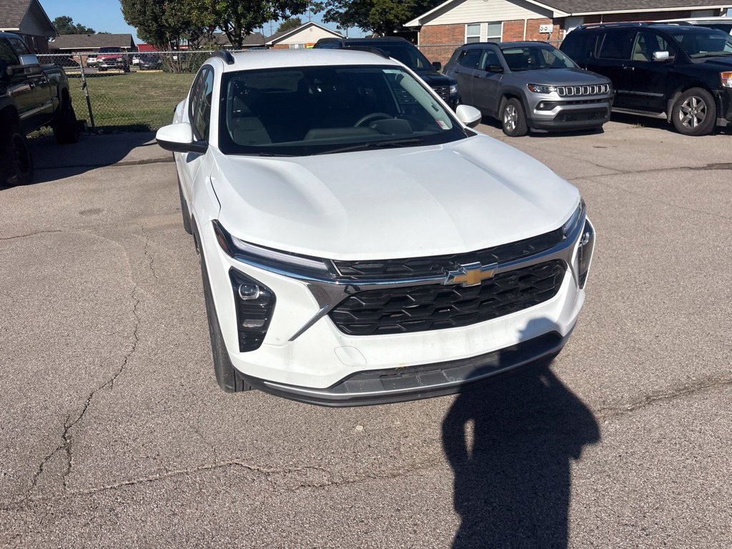 Used 2026 Chevrolet Trax LT FWD image 3