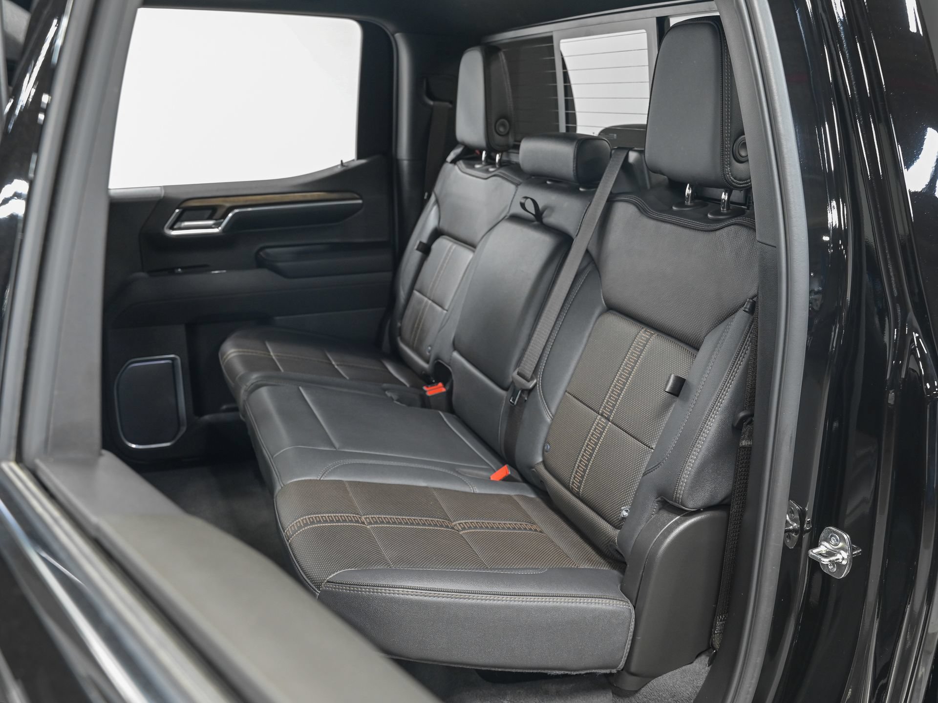 Used 2025 Chevrolet Silverado 1500 High Country w/ High Country Premium Package AWD/4WD image 28