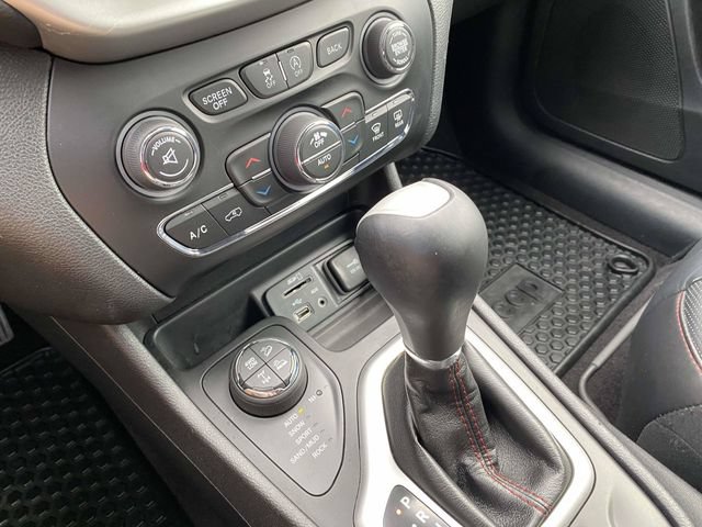 Used 2017 Jeep Cherokee Trailhawk AWD/4WD image 18