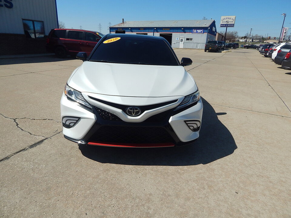 Used 2020 Toyota Camry XSE image 2