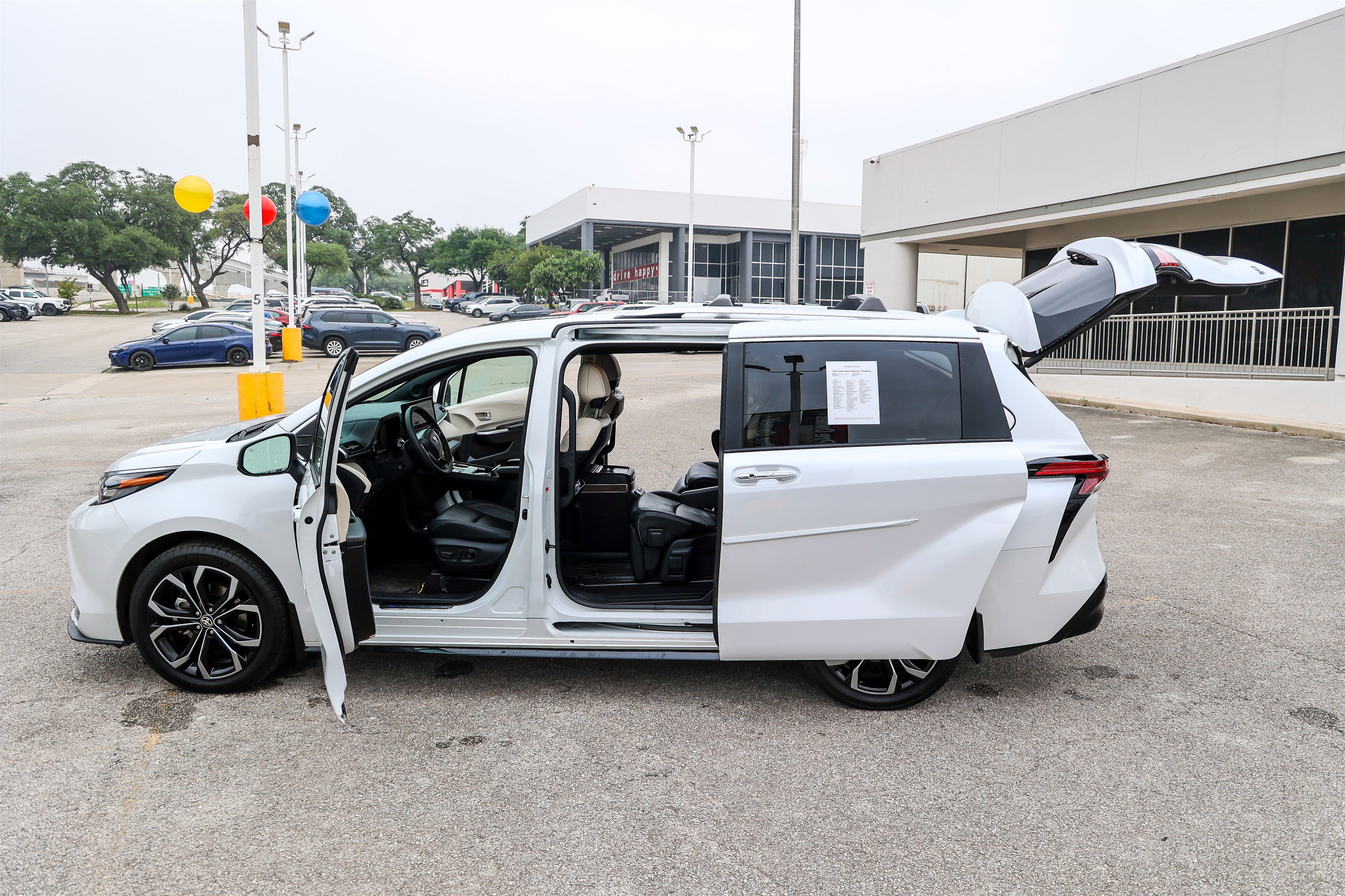 Used 2025 Toyota Sienna Platinum FWD image 11