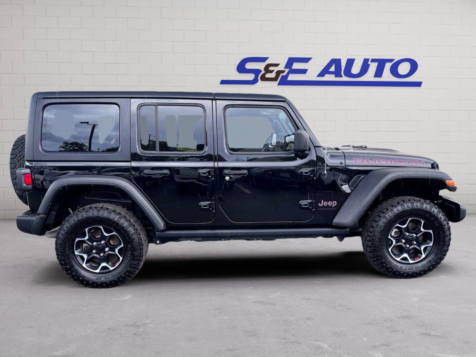 Used 2023 Jeep Wrangler Unlimited Rubicon w/ Dual Top Group AWD/4WD image 5