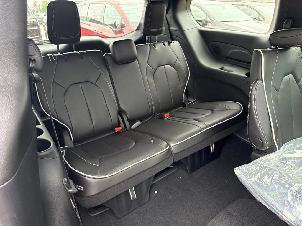 New 2027 Chrysler Pacifica Limited AWD/4WD image 22