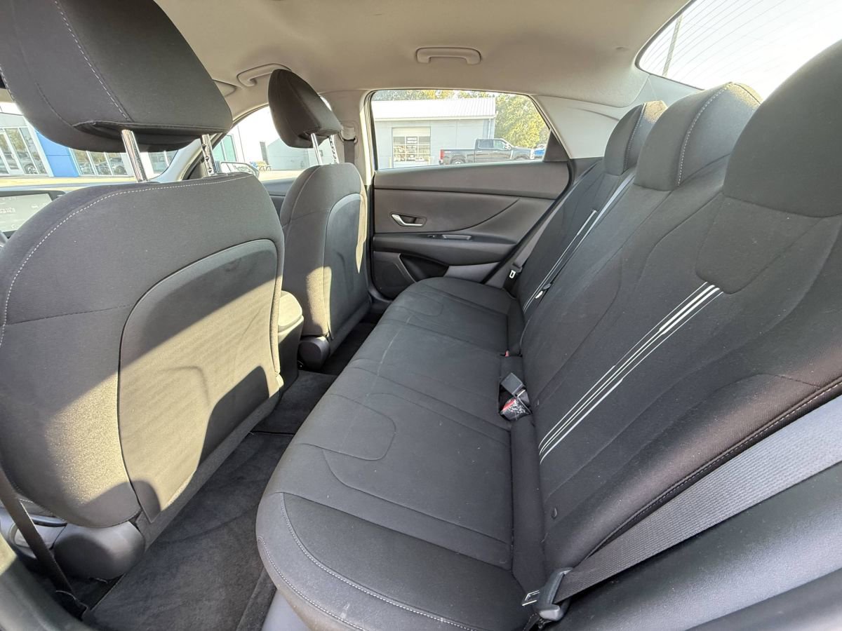 Used 2022 Hyundai Elantra SEL image 12