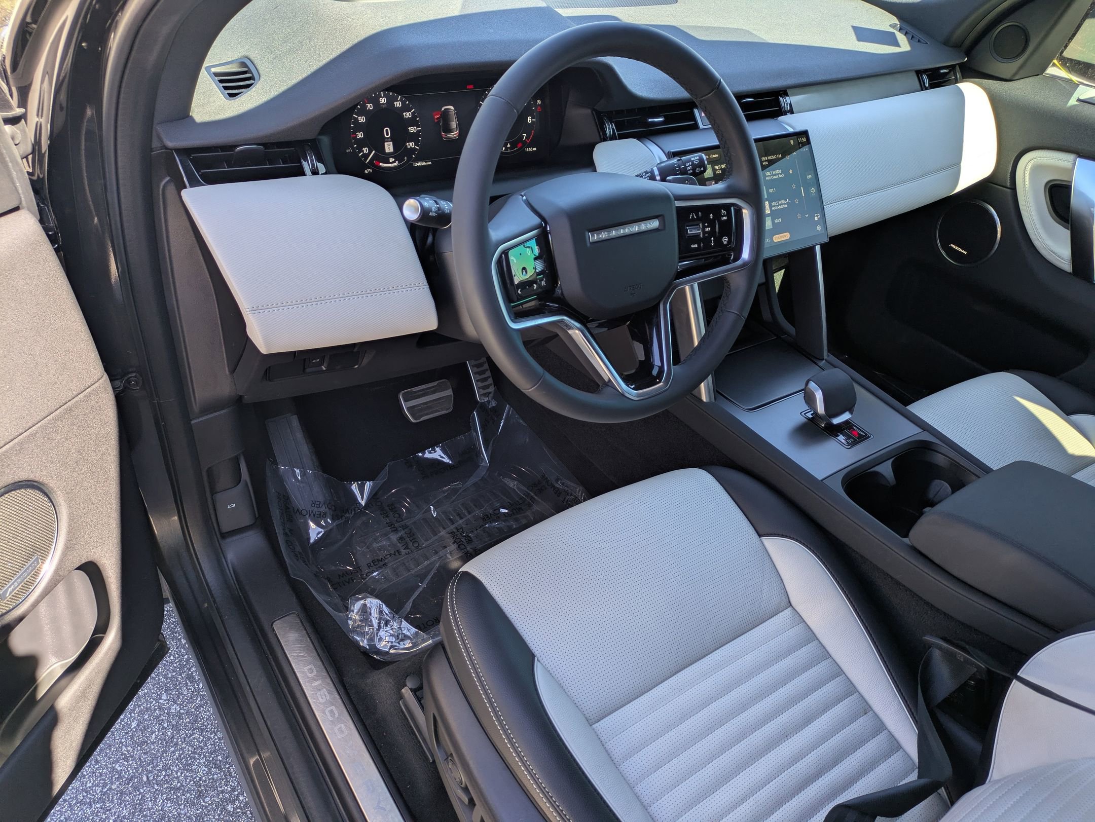 Certified 2025 Land Rover Discovery Sport Dynamic SE image 9