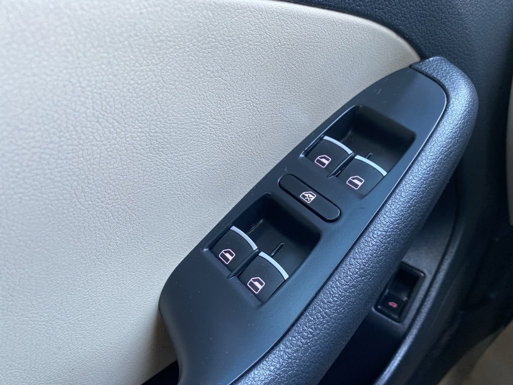Used 2013 Volkswagen Jetta SE FWD image 18