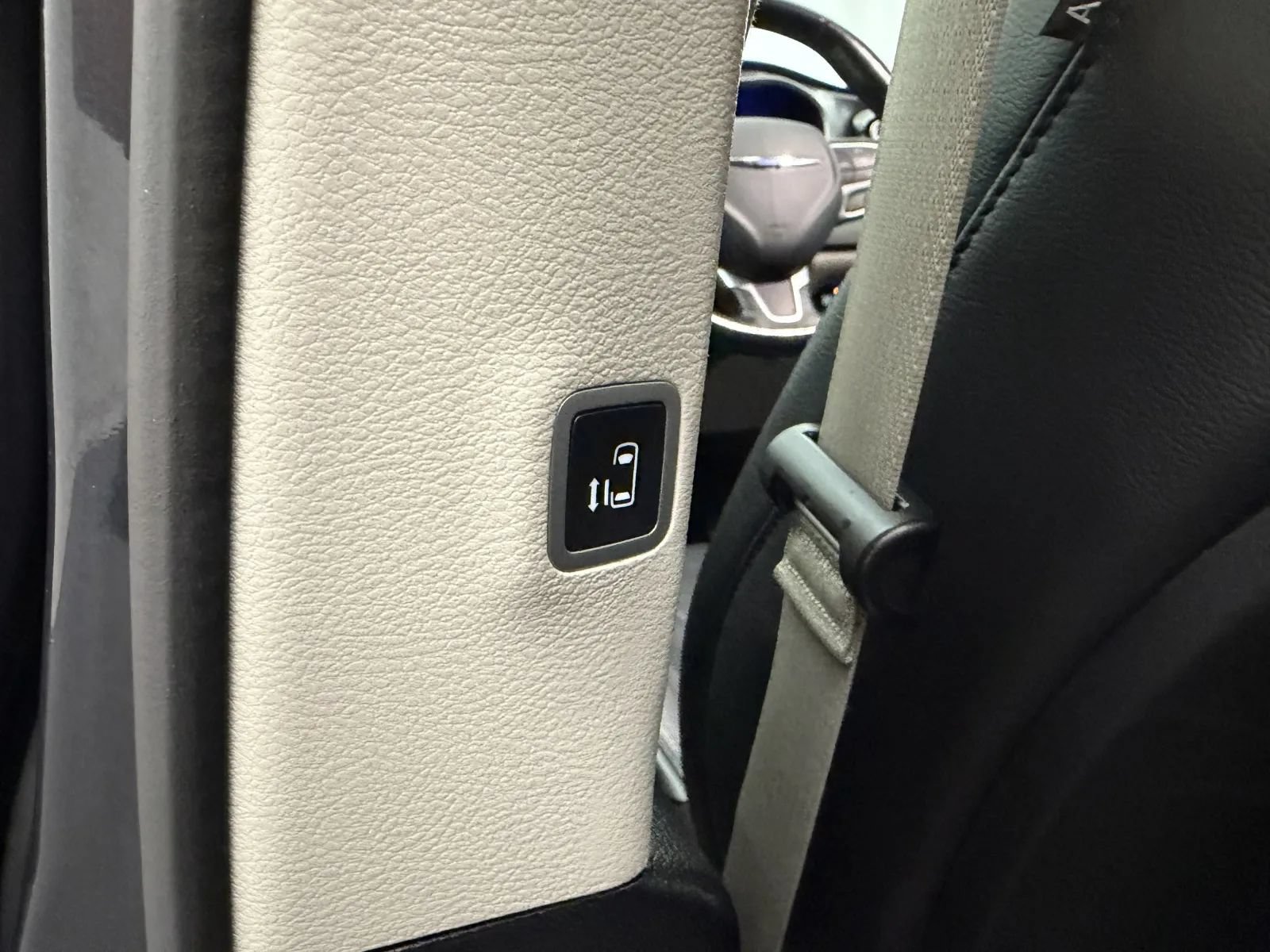 Used 2020 Chrysler Pacifica Touring-L FWD image 25