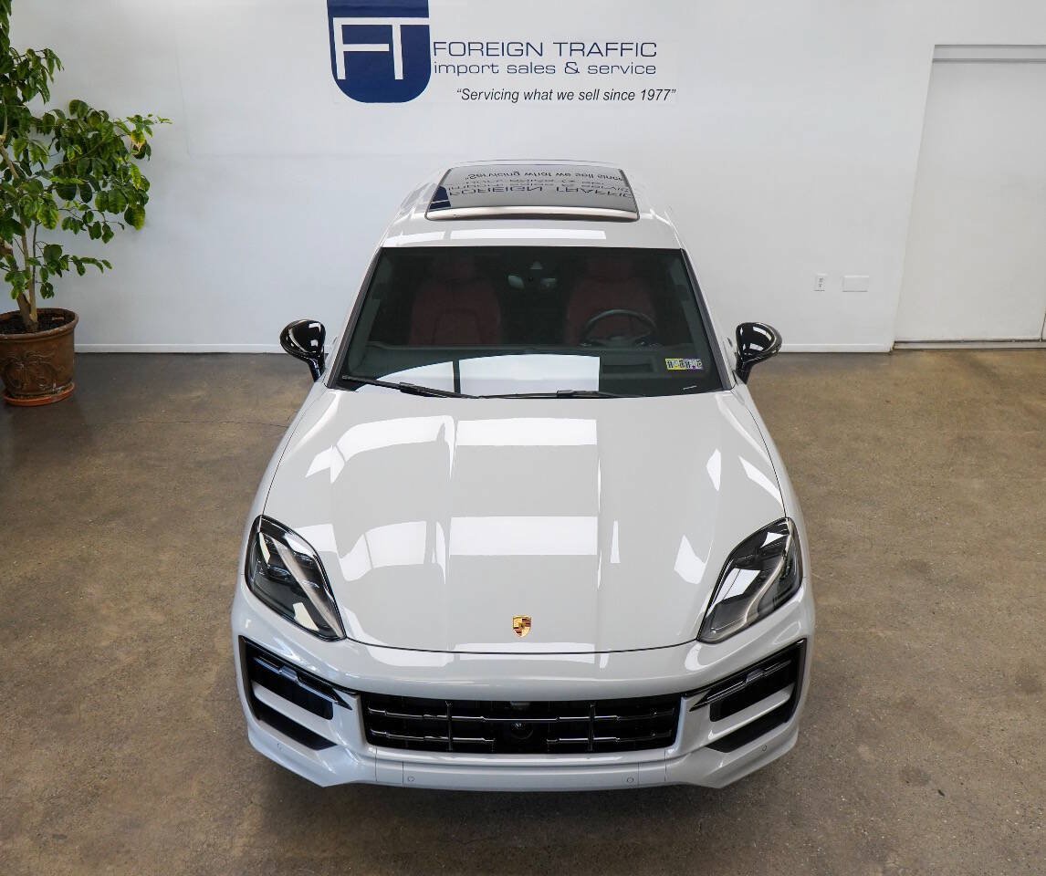 Used 2025 Porsche Cayenne GTS AWD/4WD image 32