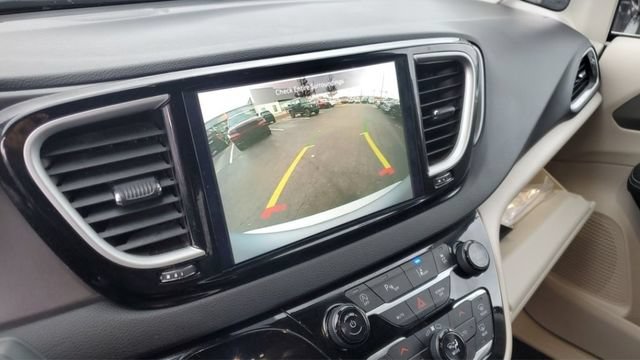 Used 2024 Chrysler Pacifica Touring-L FWD image 16