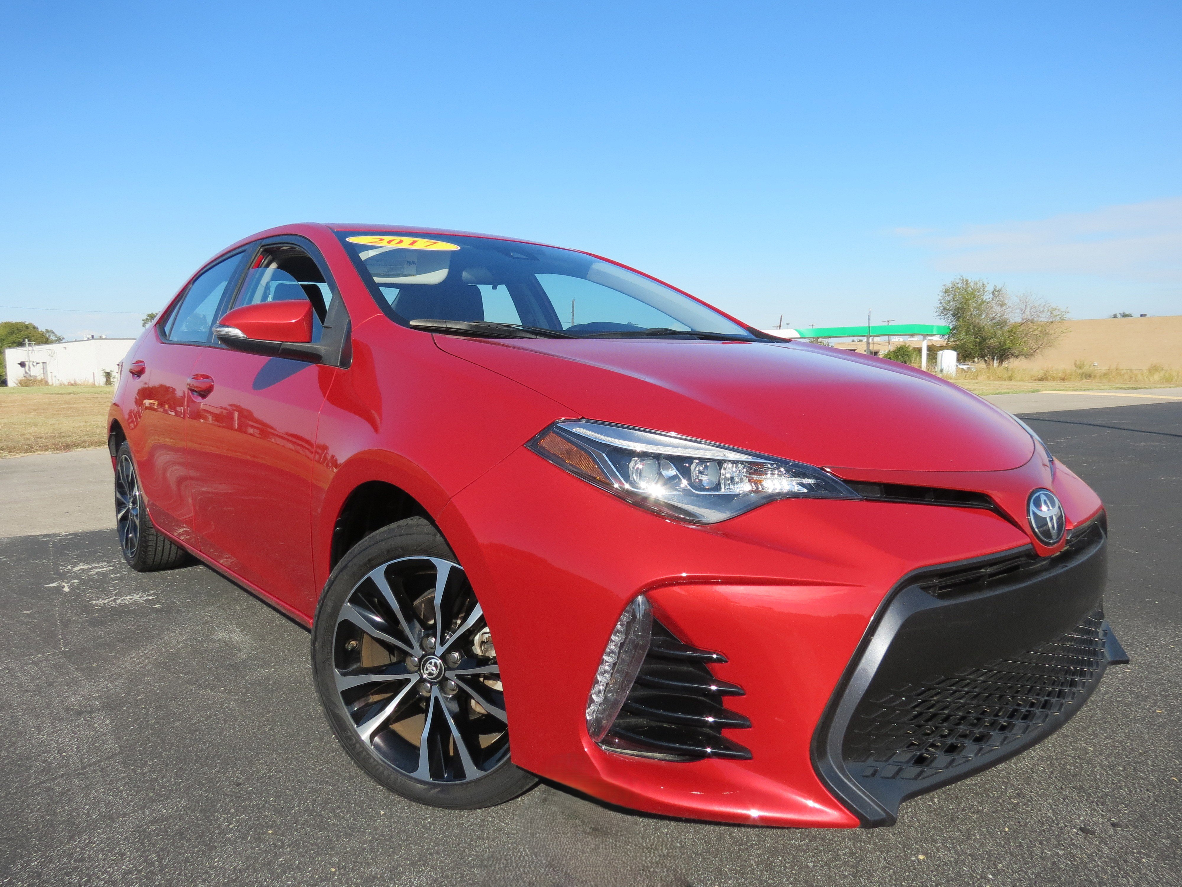 Used 2017 Toyota Corolla SE image 2