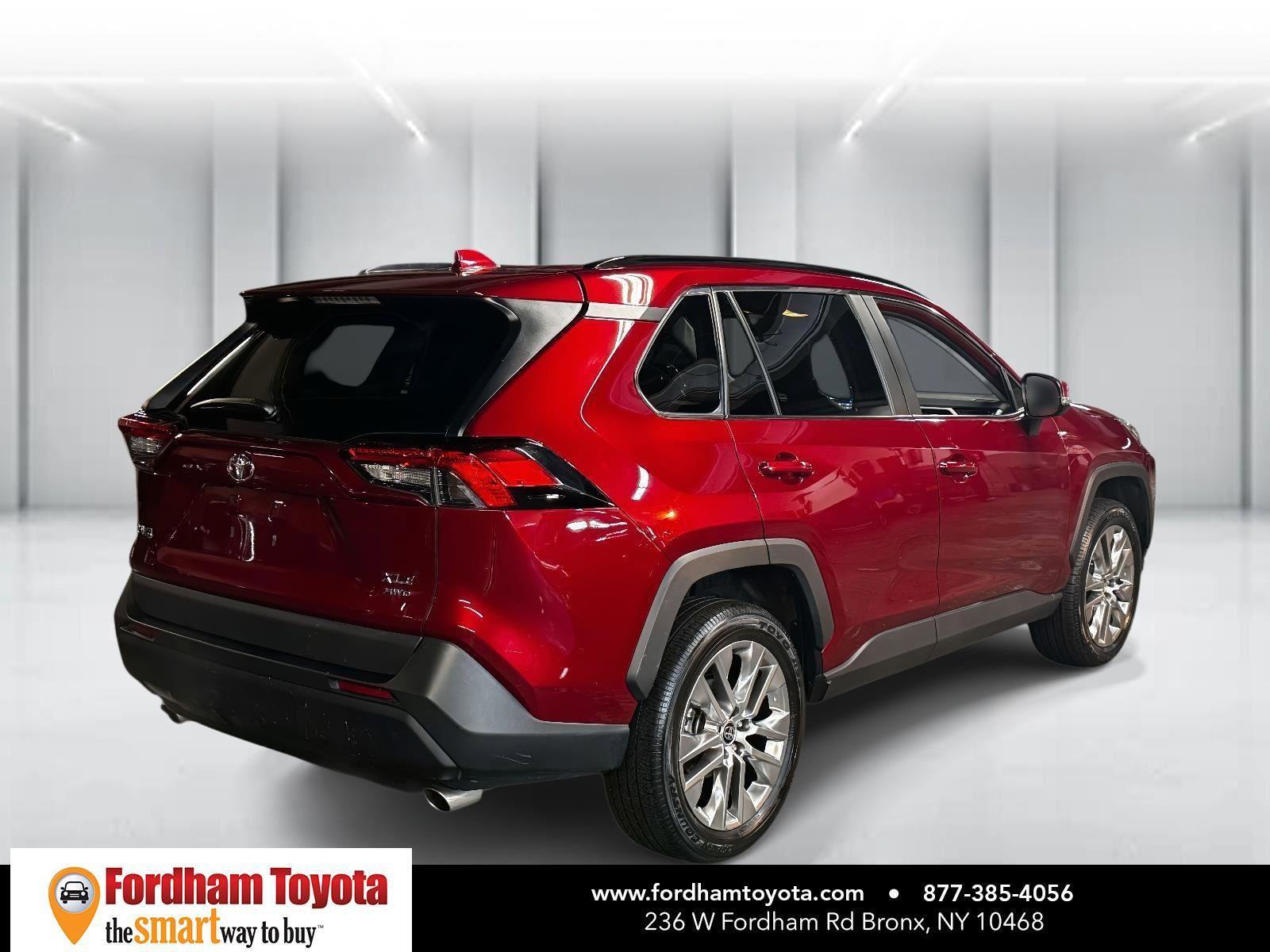 Used 2021 Toyota RAV4 XLE Premium image 7