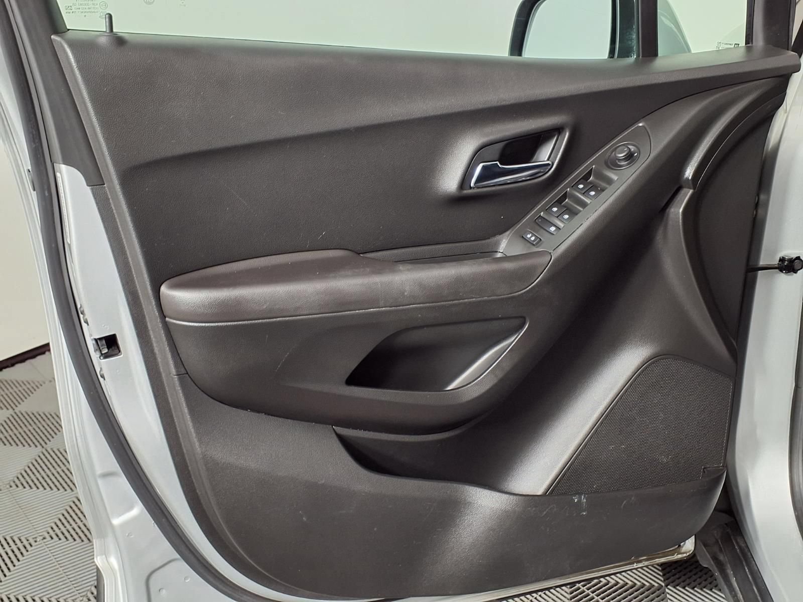 Used 2020 Chevrolet Trax LT w/ LT Convenience Package AWD/4WD image 20