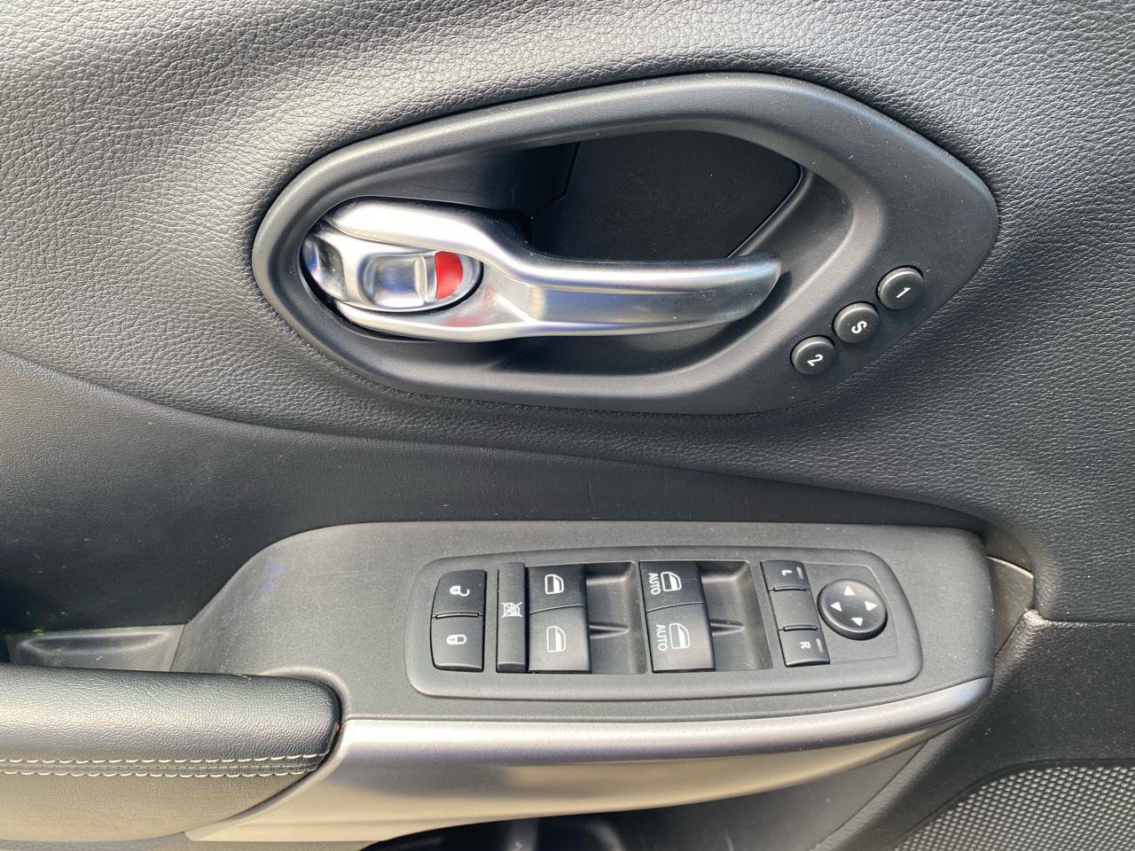 Used 2019 Jeep Cherokee Limited w/ Technology Group AWD/4WD image 16
