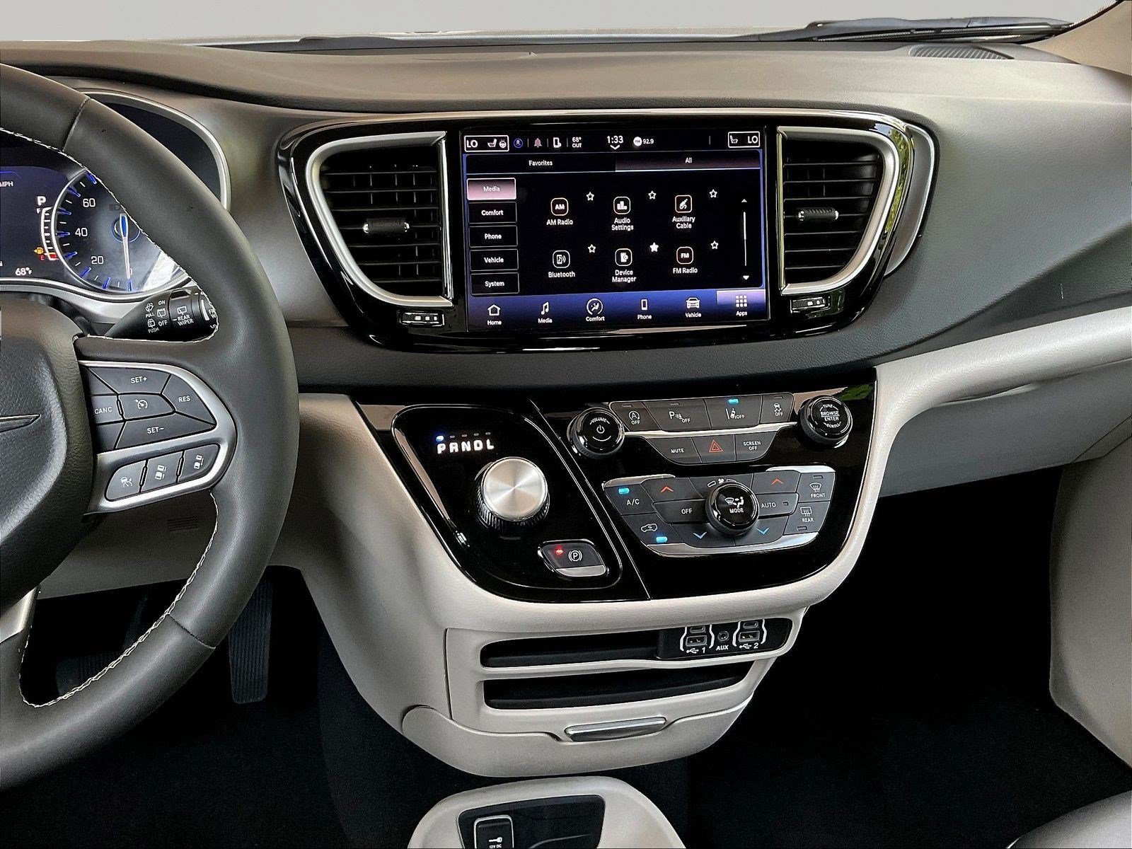 Used 2024 Chrysler Pacifica Touring-L FWD image 9