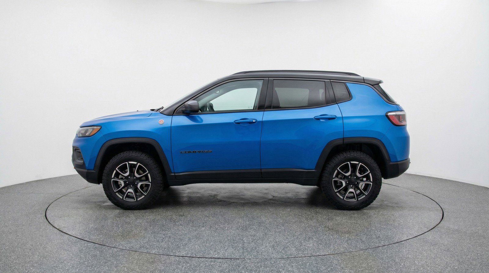 Used 2025 Jeep Compass Trailhawk image 5
