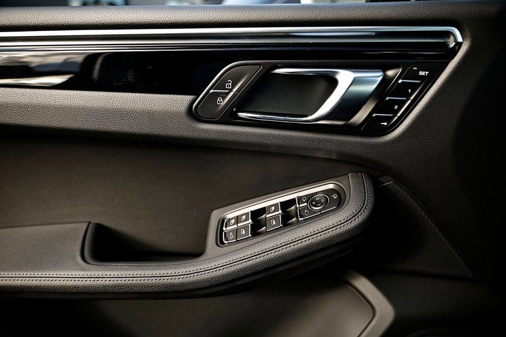 Certified 2026 Porsche Macan image 11