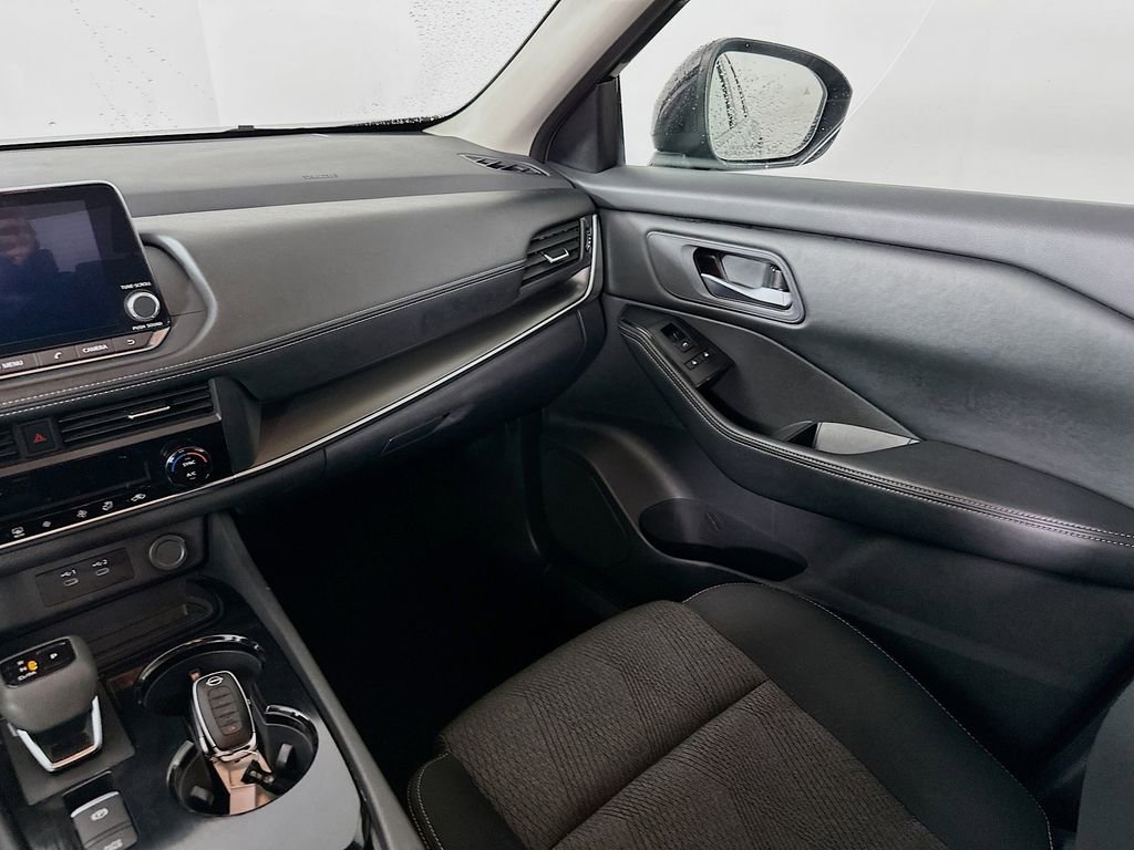 Used 2025 Nissan Rogue SV image 28