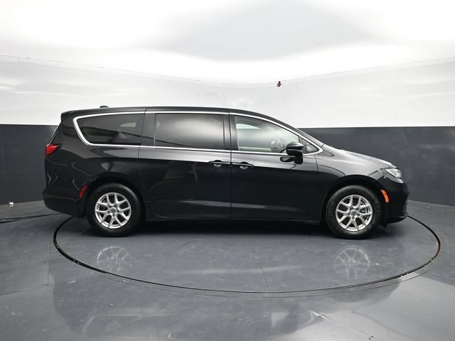 Used 2023 Chrysler Pacifica Touring-L FWD image 10