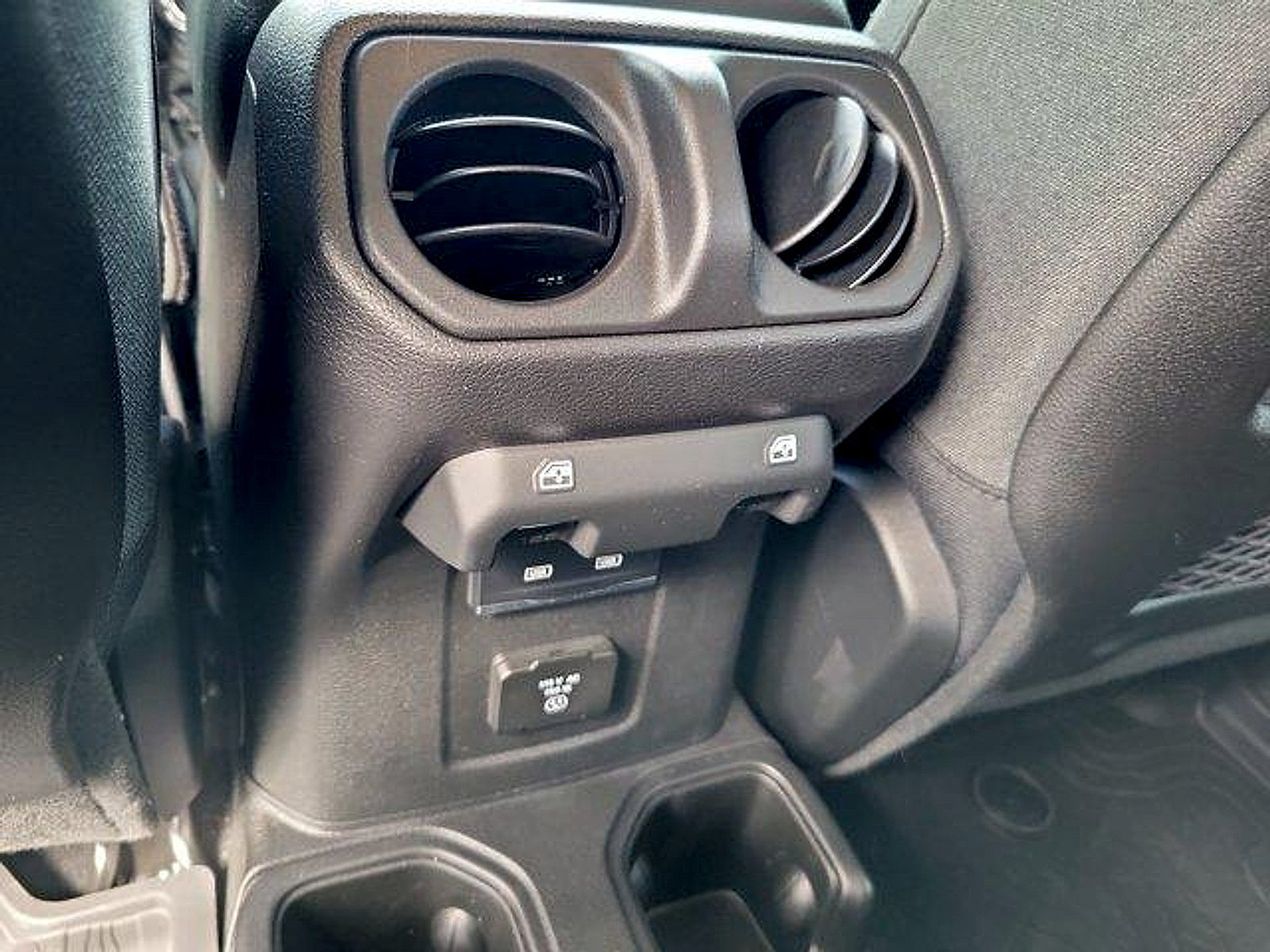 Used 2025 Jeep Wrangler Unlimited Rubicon w/ Convenience Group AWD/4WD image 18