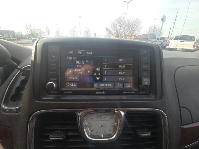 Used 2013 Chrysler Town & Country Touring image 21