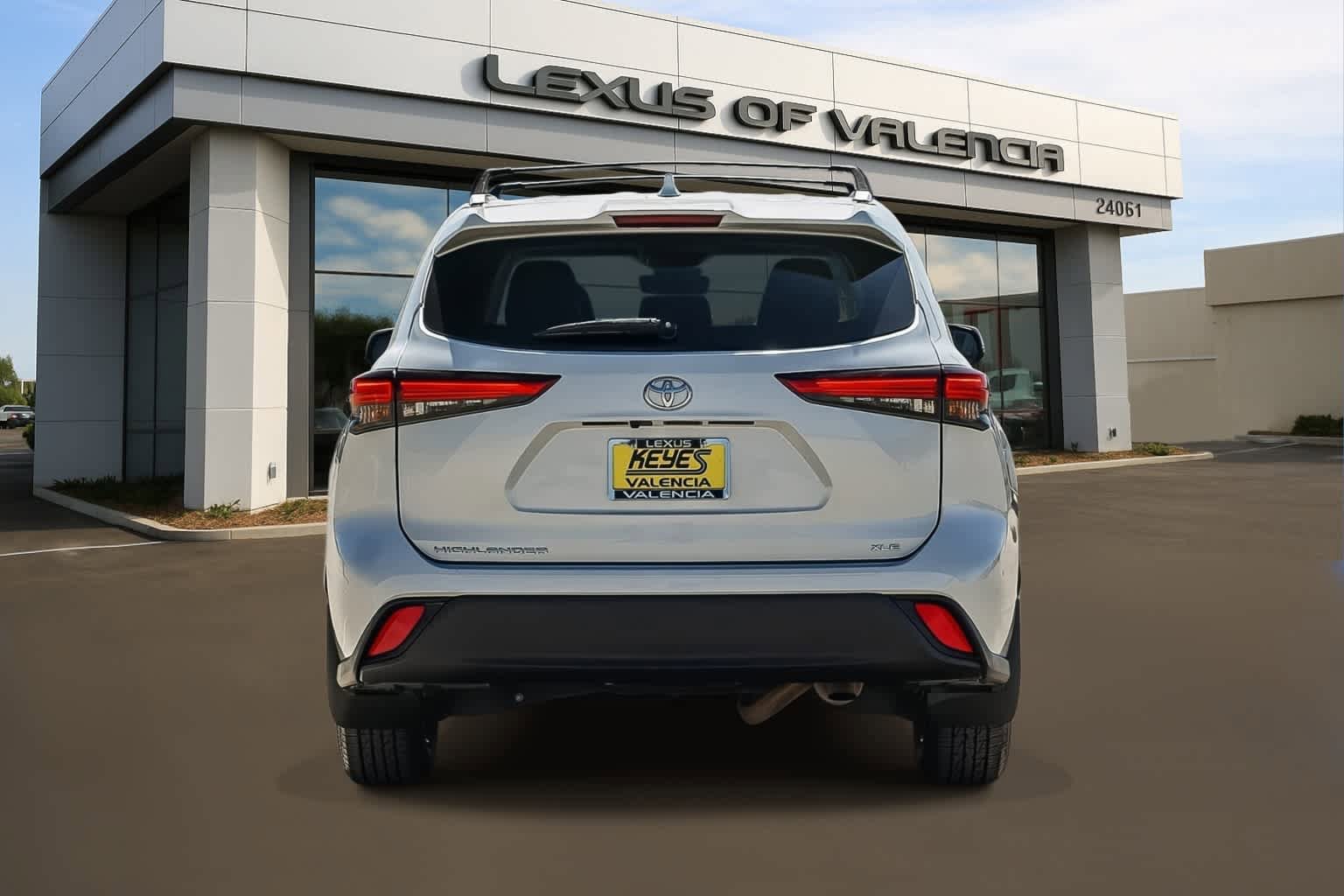 Used 2023 Toyota Highlander XLE FWD image 3